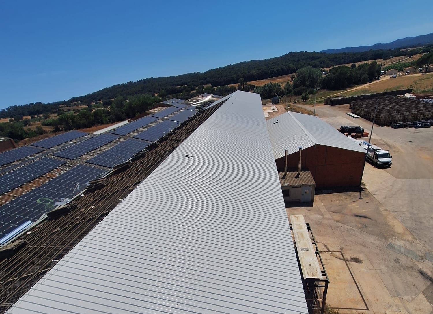 Cubierta renovada junto a una cubierta con placas solares