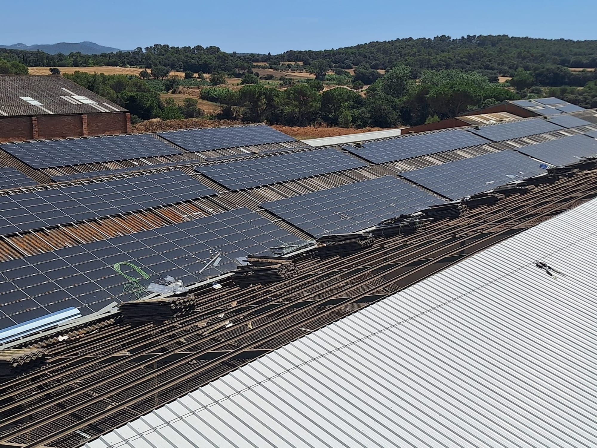 Retirada de placas de fibrocemento con amianto en la cubierta de una nave industrial con placas solares